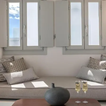 Akra & Hotel Imerovigli (Santorini)
