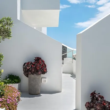 Akra & Hotel Imerovigli (Santorini)