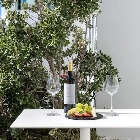 Akra & Hotel Imerovigli (Santorini)