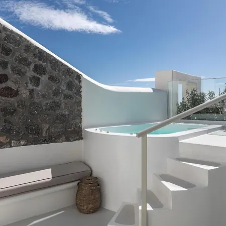 Akra & Hotel Imerovigli (Santorini)