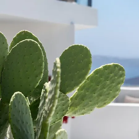 Akra & Hotel Imerovigli (Santorini)