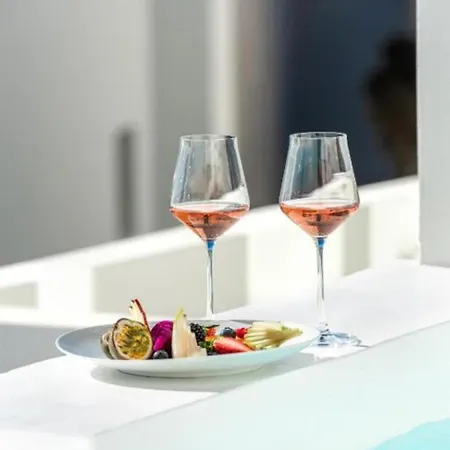 Akra & Hotel Imerovigli (Santorini)