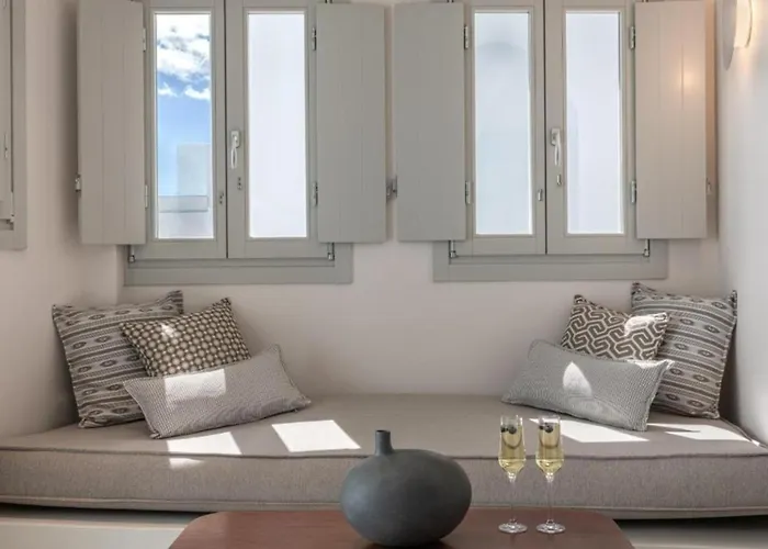 Akra & Hotel Imerovigli (Santorini)