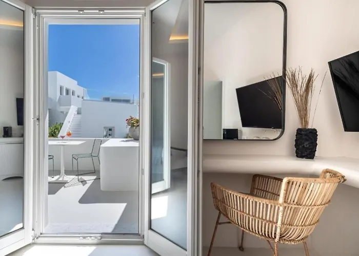 Akra & 3* Imerovigli (Santorini)