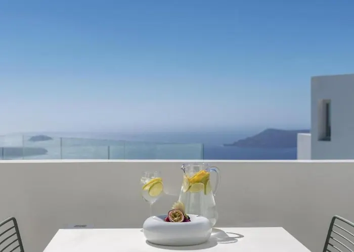 Akra & Hotel Imerovigli (Santorini)